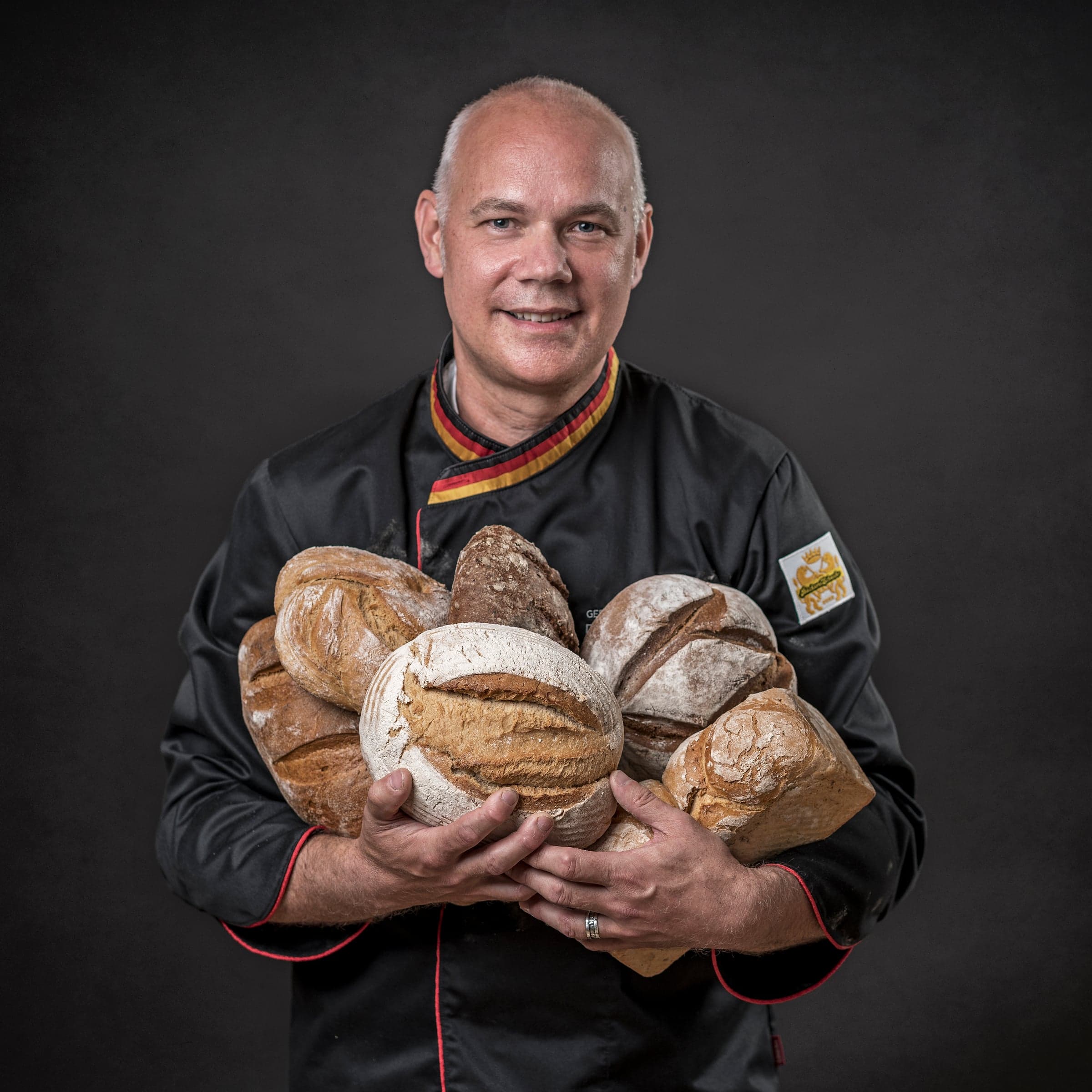 Matthias Schwehr — Bäckermeister und geprüfter Brot-Sommelier — mit frisch gebackenen Broten