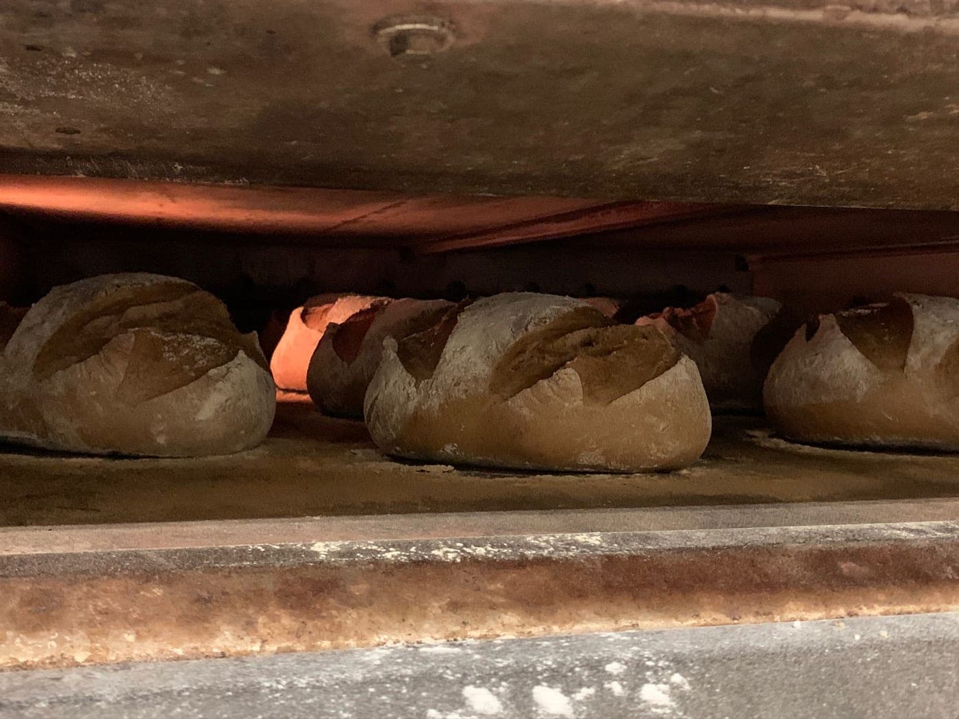 Krustige Landbrote beim Backen im glühenden Matador-Steinofen