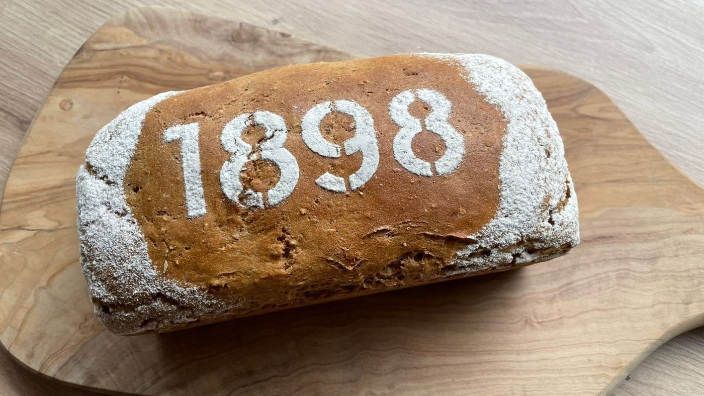 Das 1898er — Kastenbrot mit dem Gründungsjahr in Puderzucker auf der Kruste